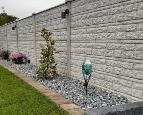 Betonzäune Motiv Fels, Pfosten mit Kabelkanal und montierten Lampen in anthrazit Farbe