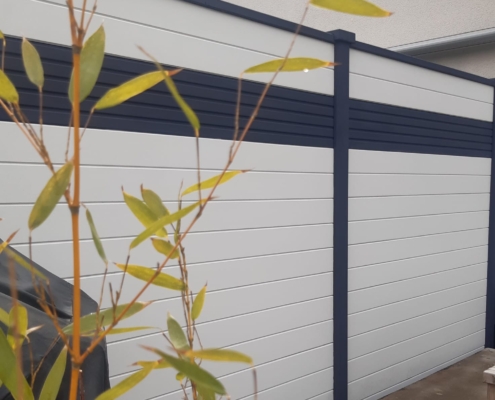 Betonzäune Kombination mit zwei Motiven: Glatt mit Nut und Kopenhagen. Zaun ist beschichtet in Weiß und Schwarz