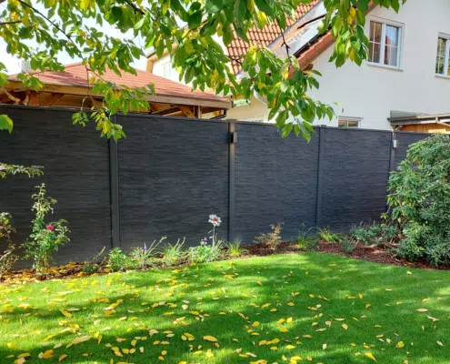 Beton Zaun Motiv Schiefer in Anthrazit Farbe mit Pfosten mit Kabelkanal