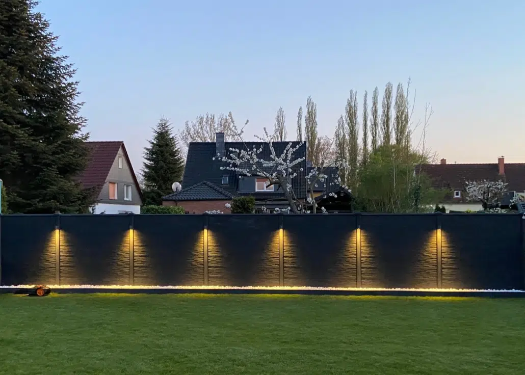 Betonzaun Motiv Schiefer Beton Zaun Motiv Schiefer in Anthrazit mit Pfosten mit Kabelkanal