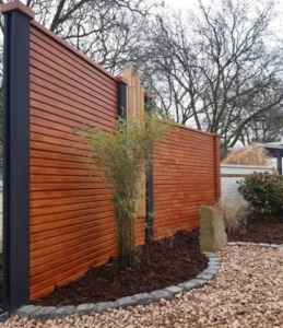 Betonzaun in Holzoptik und Bambuselementen