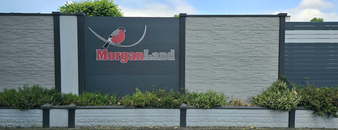 Ausstellung von Firma Morganland in Dortmund. Ein Zaun aus Beton und Aluminium.