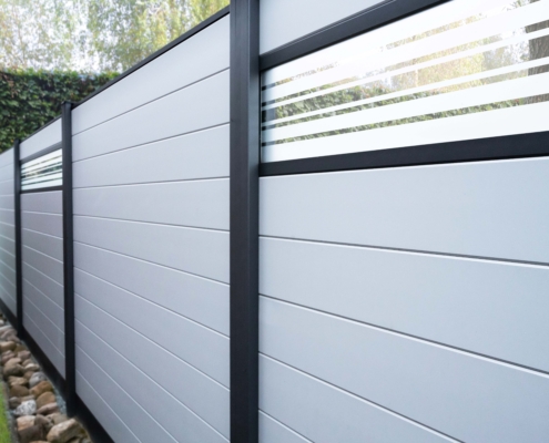 Aluminium Zaun Lamellendesign Silbergrau mit Pfosten in Anthrazit