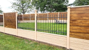 Betonzaun in Holzoptik, eine Kombination von zwei Motiven Fels und Glatt mit Nut