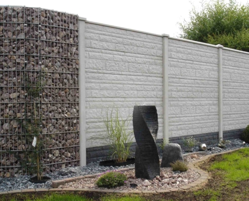Betonzaun Steinmotiv Fels in hellgrau mit Standard Gabionen