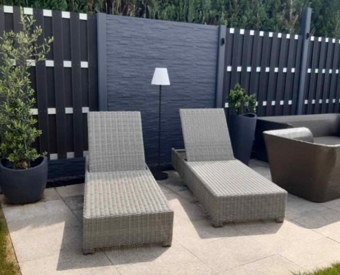 Betonzaun Schiefer mit WPC Fertigzaun Eine Kombination von Betonzaun und WPC Elementen in Farbe Anthrazit