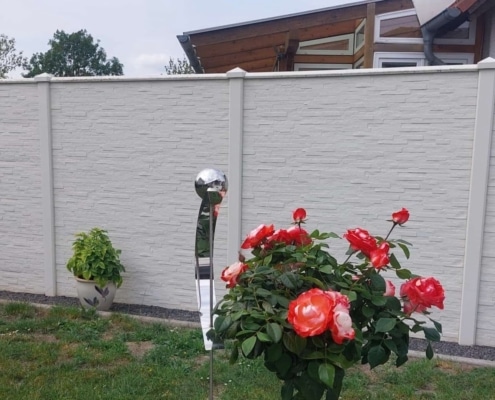 Betonzaun Motiv Schiefer mit Kappen und Oberlatten, Farbe hellgrau