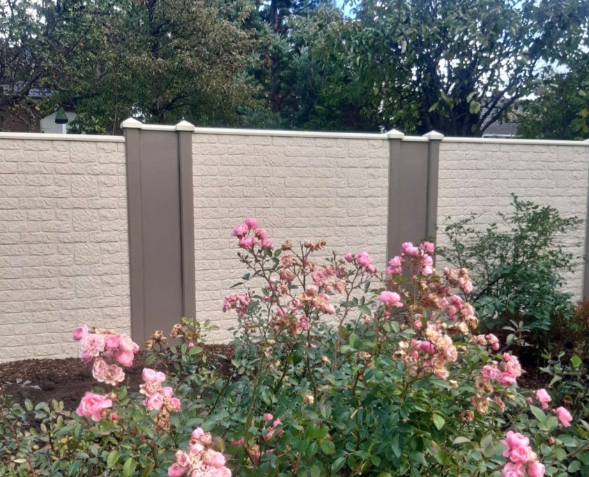 Betonzaun Motiv Neu Romania, beschichtet in Sand Farbe mit braunen Pfosten