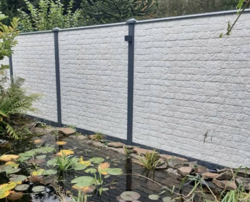 Betonzaun Holz-Nordic Betonzaun Morganland Motiv Neu Romania, Pfosten mit Kabelkanal in Anthrazit, Platten sind Grau-weiß