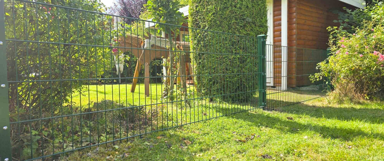 Stabgitterzaun in grün von Zaunbau Firma Morganland