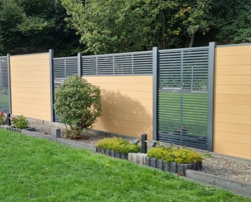 WPC Zaun Motiv Premium WPC Zaun von Morganland, Motiv Premium, Farbe Cedar. Zaun ist mit Dekoelementen aus Aluminium im Anthrazit.