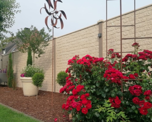 Betonzaun Motiv Neu Romania Betonzaun, Motiv Neu Romania. Zaun ist beschichtet in Farbe Sand, Pfosten sind Braun und mit Kabelkanal