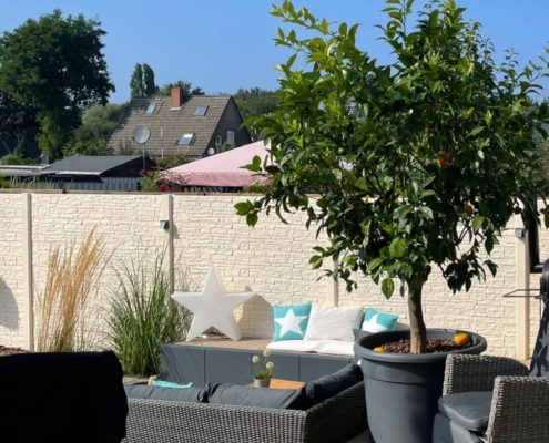 Betonzaun Motiv Valletta Betonzaun Motiv Valletta in Farbe Sand. Pfosten sind mit integrierten Kabelkanal, Lampen in Anthrazit.