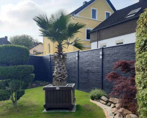 Betonzaun Motiv Schiefer Betonzaun Motiv Schiefer in Anthrazit, Pfosten sind mit Kabelkanal. Zaun ist zusätzlich mit Klarlack beschichtet.