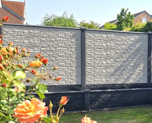 Betonzaun Motiv Turin Betonzaun Motiv Turin mit Hochbeet aus Betonzaunmaterial, Farbe hell Grau und Anthrazit. Zaun ist mit Kappen und Oberlatten.