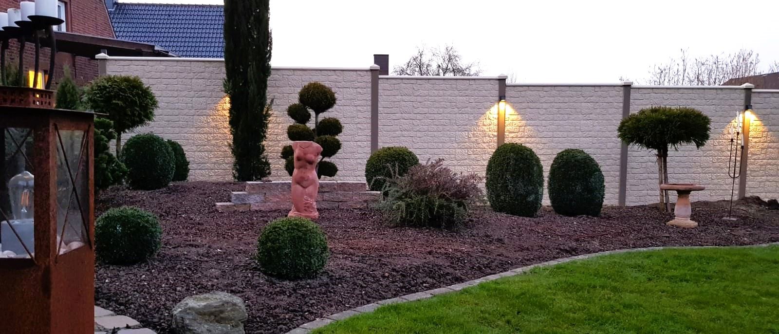 Betonzaun mit Beleuchtung, Motiv Neu Romania. Bild für Startseite.