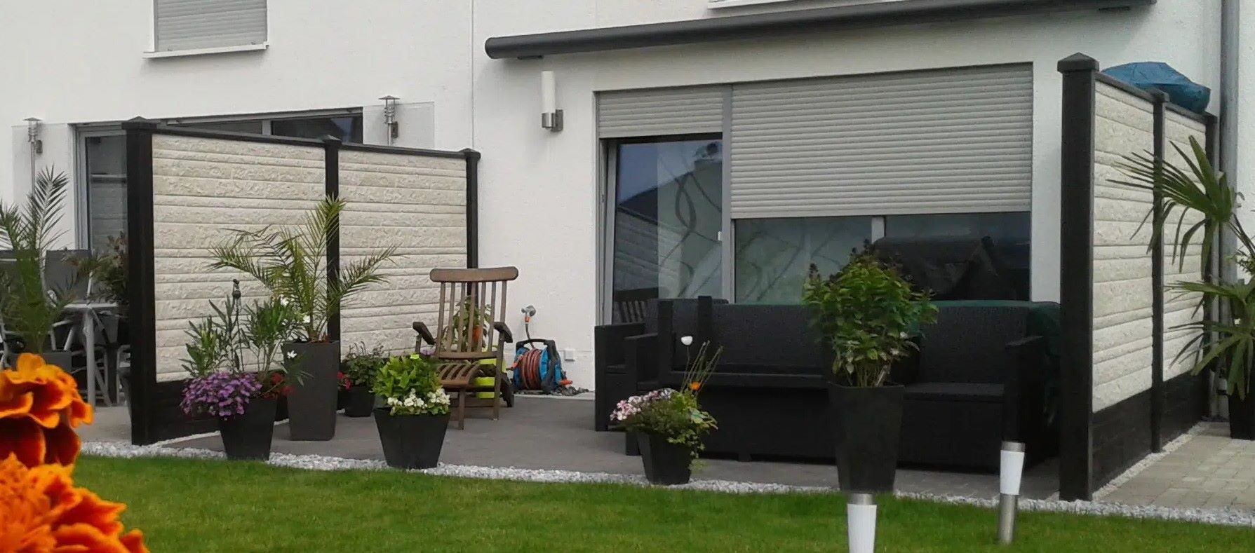 Betonzaun als Terrassenabtrennung. Bild für Startseite