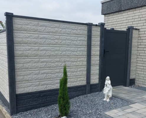 Betonzaun Motiv Fels Betonzaun Motiv Fels in Anthrazit und Grau-weiß mit einer Gartentür in Lamellendesign