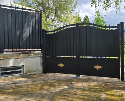 Aluminiumtor und Zaun Einfahrttor aus Aluminium, Farbe Schwarz, mit Bogen und Dekoelementen in Gold