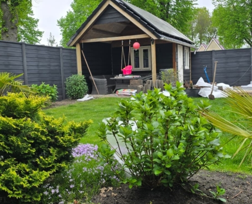Betonzaun Motiv Holz-Nordic Betonzaun in Farbe Anthrazit mit Gartenhaus aus Holz
